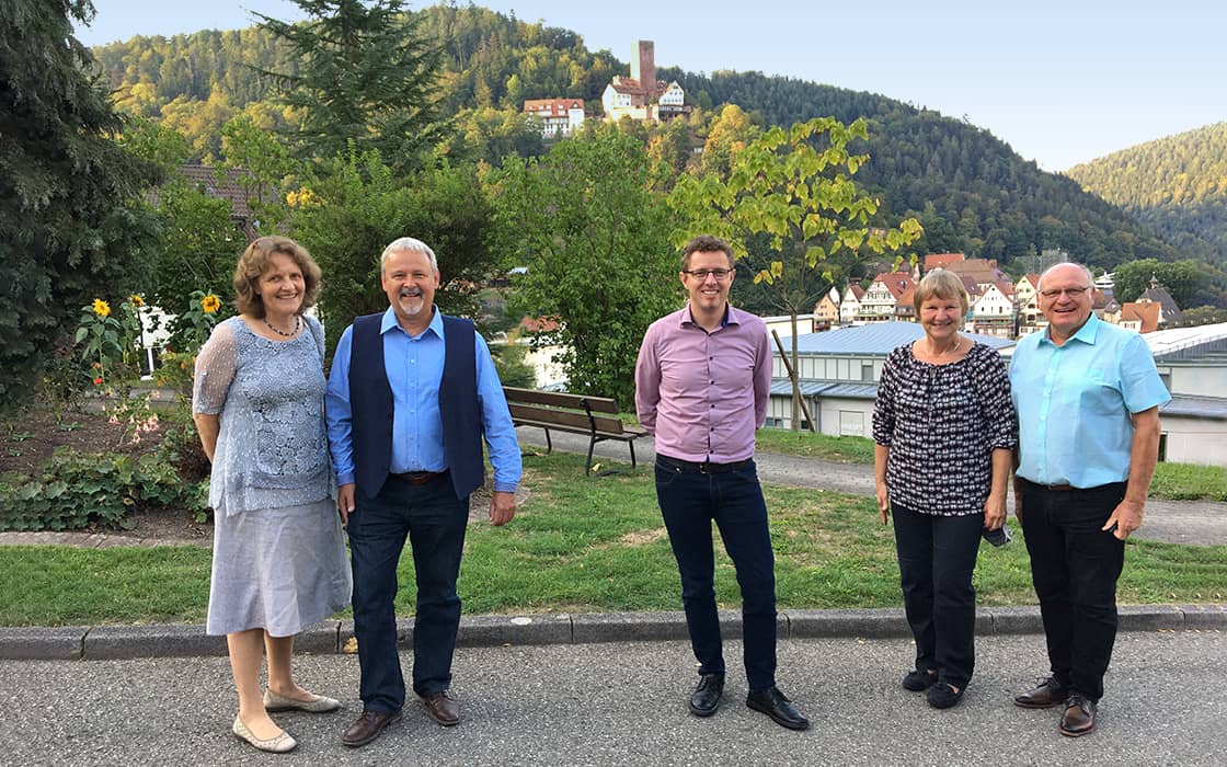 Feierliche Verabschiedung: Missionsdirektor David Jarsetz (Mitte) mit Ulrike und Martin Kocher (links) und Ulrike und Klaus-Dieter Mauer