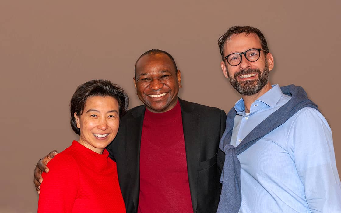 Prof. Dr. Mihamm Kim-Rauchholz, Yassir und Moderator Pfarrer Nicolai Hamilton (v.l.n.r.).