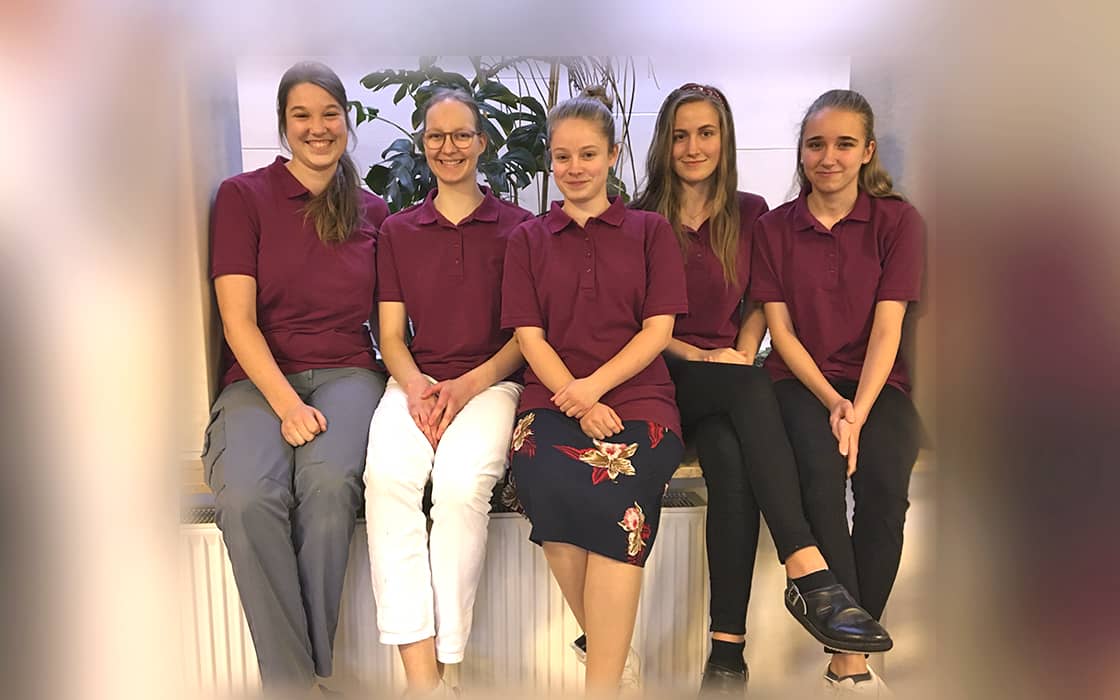 Absolvieren zurzeit mit viel Freude eine Ausbildung in der Küche der Liebenzeller Mission (von links): Rebekka Teske, Ihmke Joppien, Leonie Bernhardt, Laureen Maurer und Jessica Seidel.