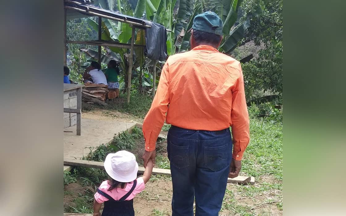 José mit seiner Enkelin Grace in Ecuador