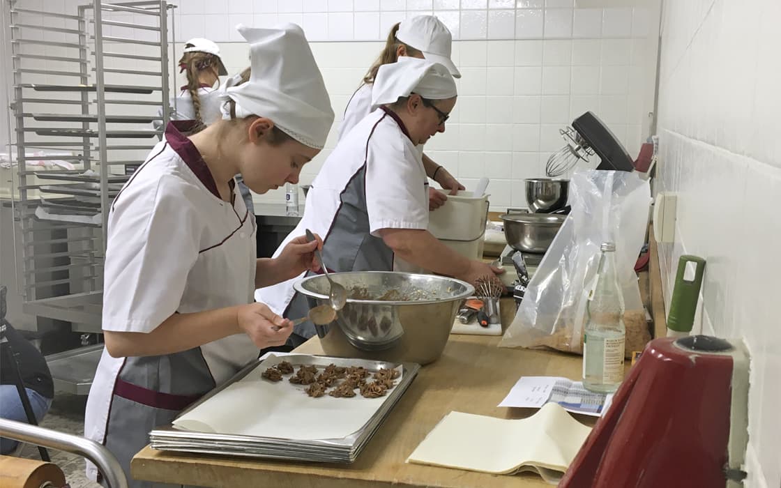 Azubis der Liebenzeller Mission beim Backen von Weihnachtsplätzchen