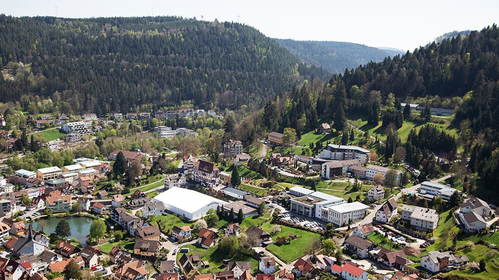 Das neue Missionszelt kann man von der Burg Liebenzell aus gut sehen.