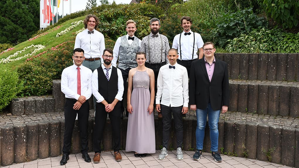 Eine Frau und acht Männer feierten ihre Absolvierung an der Interkulturellen Theologischen Akademie.