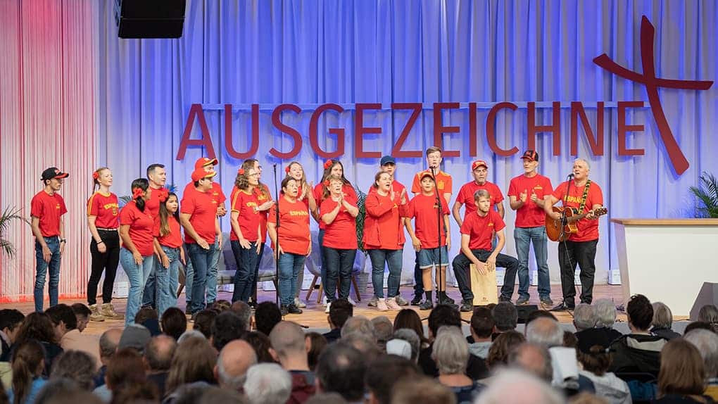 Eine Gruppe aus Marbella (Spanien) trat mit mehreren Liedern beim Missionsfest auf.