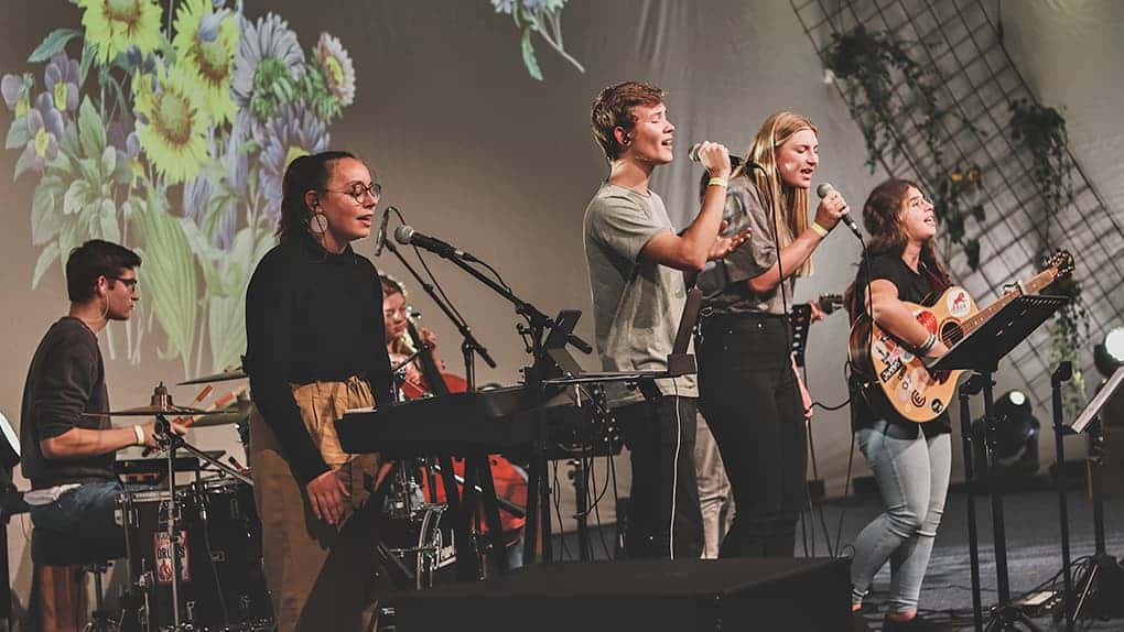Eine Band spielte christliche Lieder.