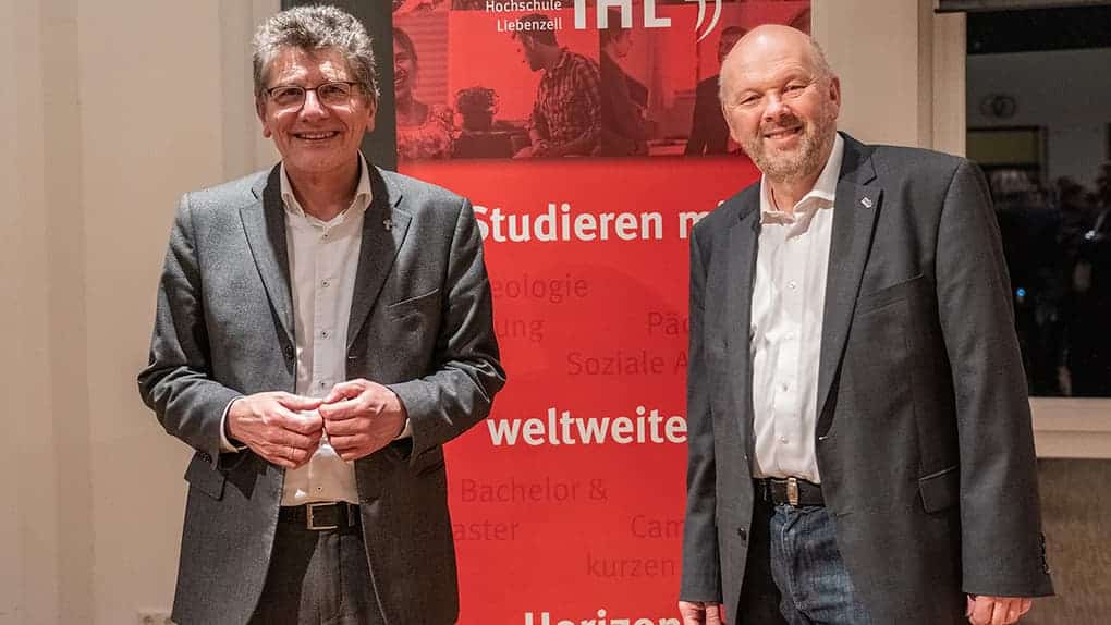 Rektor Prof. Dr. Volker Gäckle (rechts im Bild) freute sich über den Besuch von Landesbischof Ernst-Wilhelm Gohl in Bad Liebenzell.