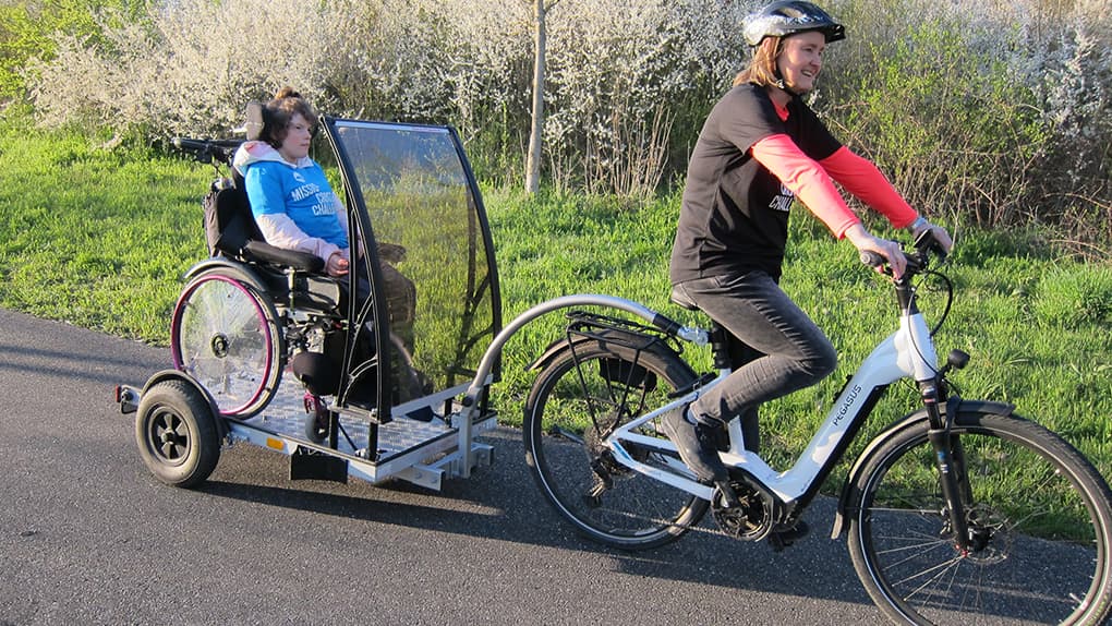 Mariana Mauch ist mit dem Rollstuhl auf dem Fahrradanhänger beim Sponsorenlauf dabei