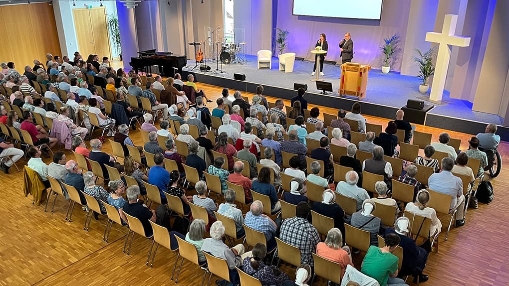 300 Menschen besuchten den Christustag im Missions- und Schulungszentrum der Liebenzeller Mission an Fronleichnam.