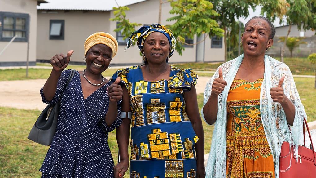 Maureen Phakati (links im Bild) ist Teil der Baptist Community Church in Lusaka und lebt mit vier Enkeln und drei Urenkeln zusammen