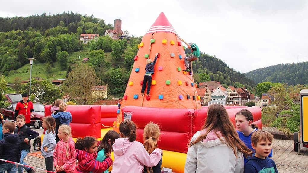 Der Kletterturm in der Mittagspause des Kindermissionsfest macht den Kindern viel Spaß.