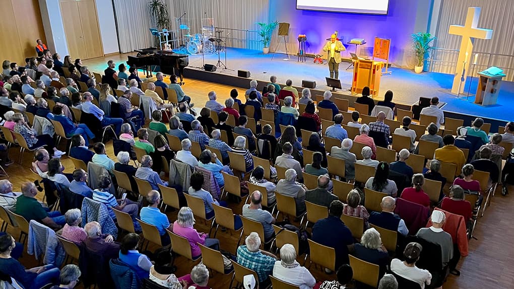 Zum Vertrauen auf Gott haben Referentinnen und Referenten die 300 Besucher beim Christustag in Bad Liebenzell ermutigt
