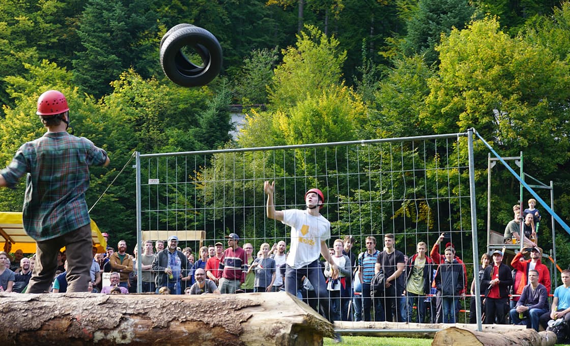 Außergewöhnliche Wettkämpfe wie Reifen-Volleyball gibt es beim Männeraktionstag.