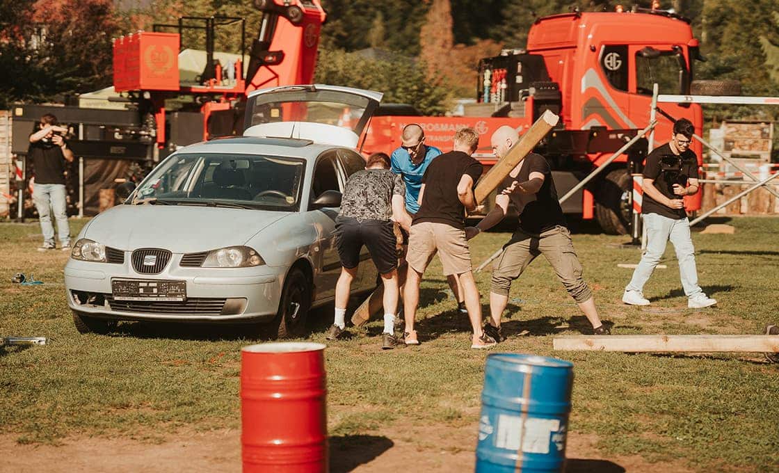 Im Finale traten zwei Gruppen gegeneinander an, mit verschiedenen Gegenständen einen Reifenwechsel durchzuführen.