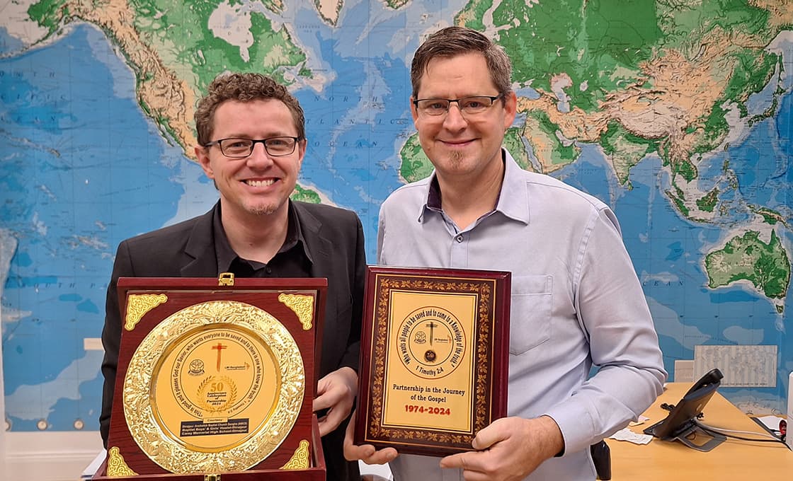 Die Partnerkirche in Bangladesch schenkte der Liebenzeller Mission zum 50-jährigen Jubiläum als Dank zwei Ehrenteller an Dave Jarsetz (links im Bild) und Daniel Mattmüller