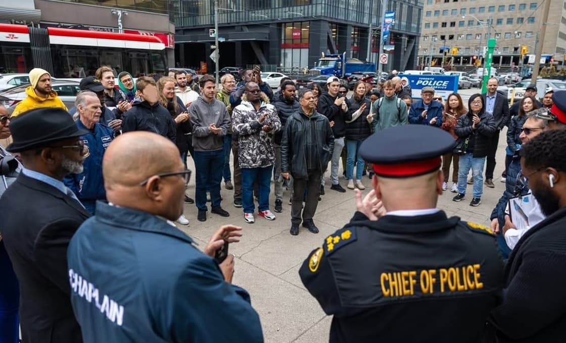 Wenn ITAler zusammen mit kanadischen Polizisten beten