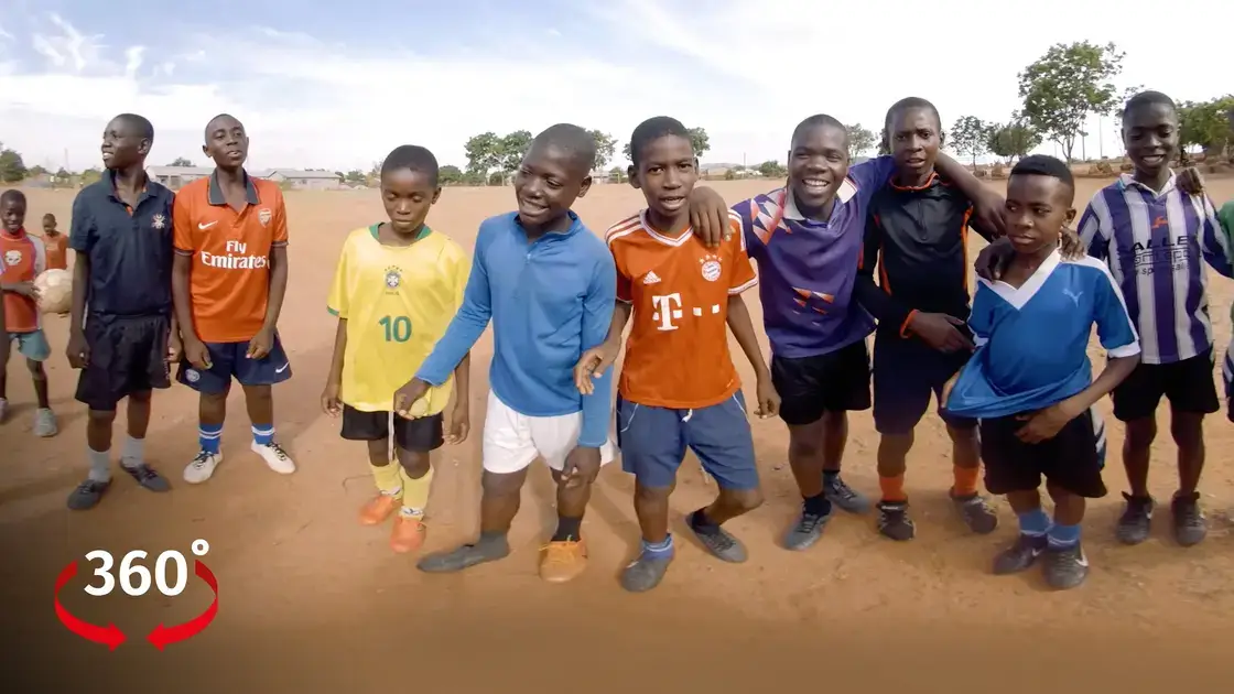 Sambia vor dem Fußballspiel im Kreis in Mushili 360°