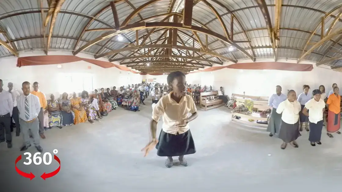 Sambia Chor mit Chorleiterin im Gottesdienst 360°