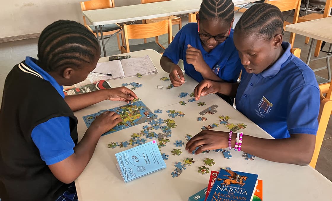 Mission hilft mit Bibliothek Schülern in Sambia