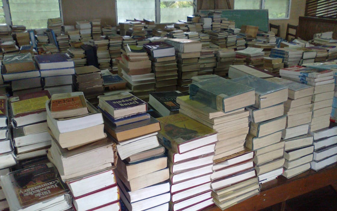 Auf den Tischen des Bibelschulungszentrums in Papua-Neuguinea stapeln sich die verschiedensten Bücher.