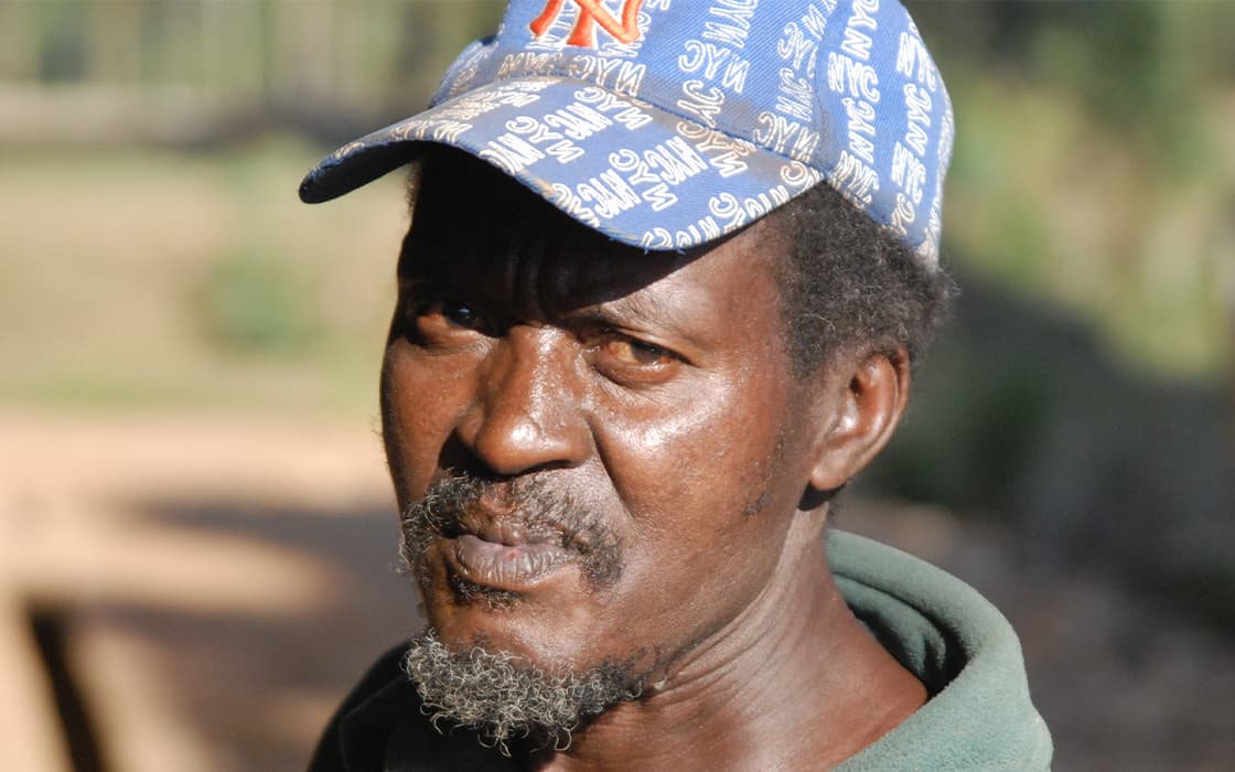 Ein bärtiger Mann mit einer blau gemusterten Kappe, der an der theologischen Ausbildung des TEE Burundi teilnimmt, blickt in die Kamera.