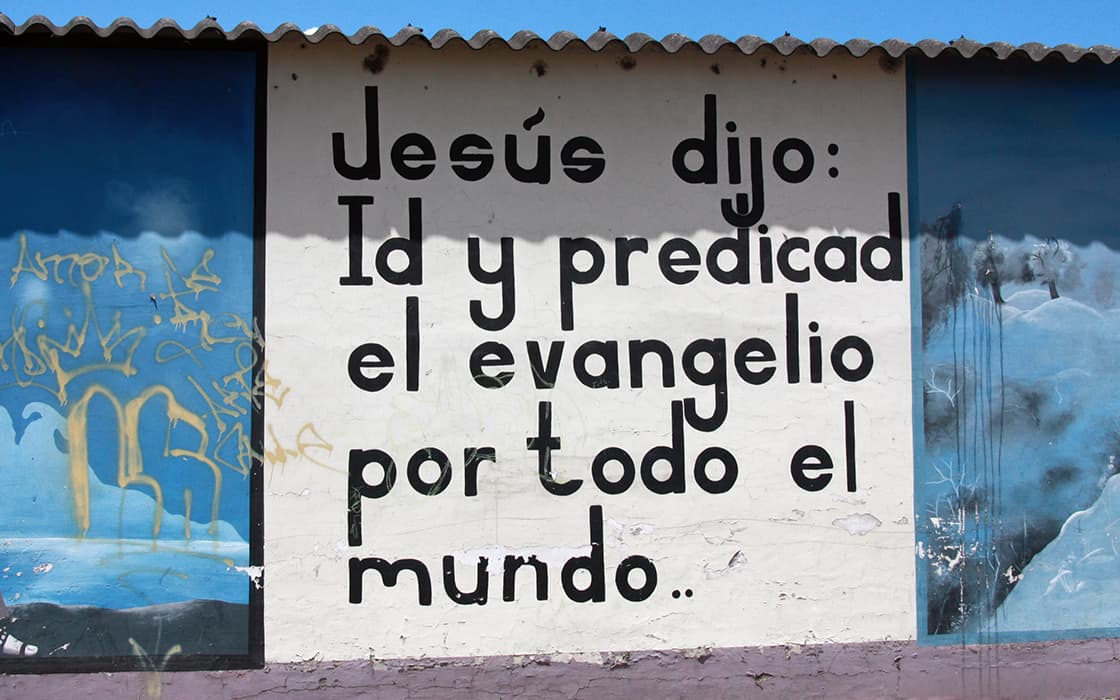 Auf einem Wandbild für Jugendarbeit Ecuador ist zu lesen: Jesús dijo: Id y predicad el evangelio por todo el mundo.