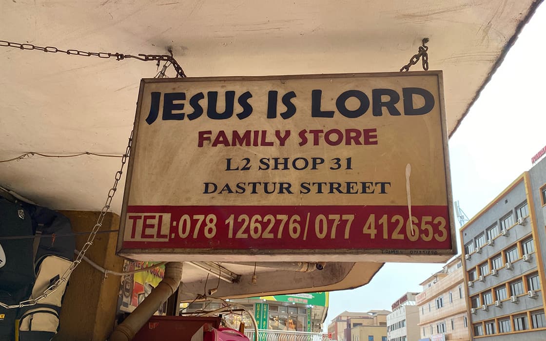 Auf einem Ladenschild steht JESUS IS LORD Family Store, L2 Shop 31 Dastur Street, Tel: 078126276/077412653.
