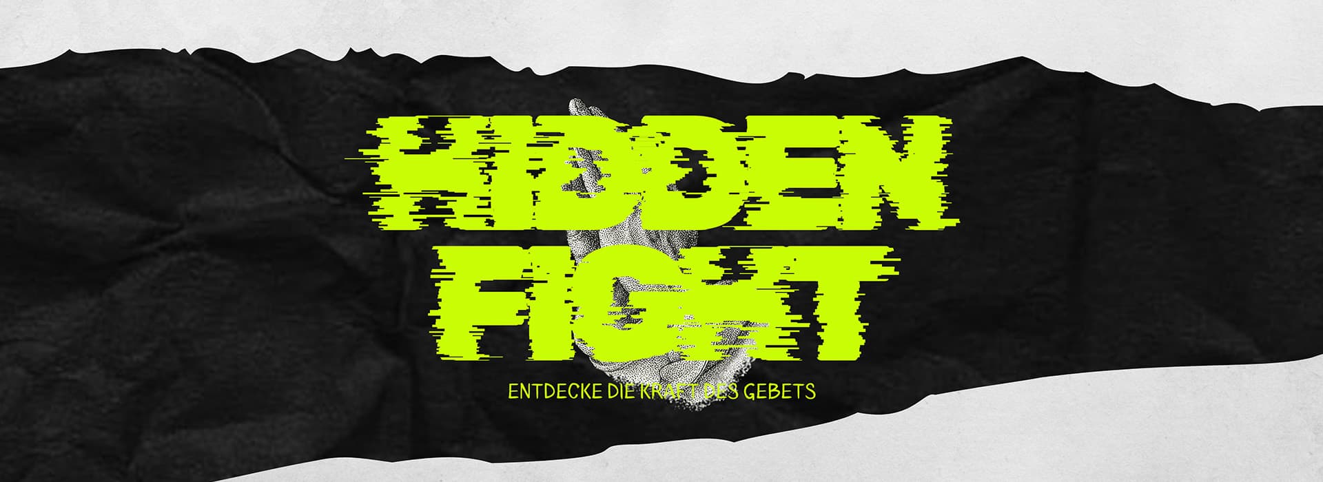 Der leuchtend gelbe, unscharfe Text lautet HIDDEN FIGHT mit ENTDECKE DIE KRAFT DES GEBETS darunter auf einem zerrissenen schwarzen Hintergrund.