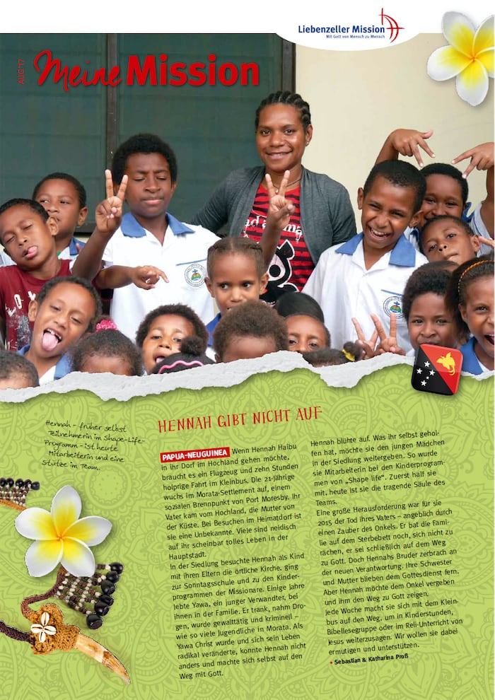 Eine lächelnde Frau steht vor fröhlichen Kindern, die während Meine Mission im August 2017 posieren und winken.