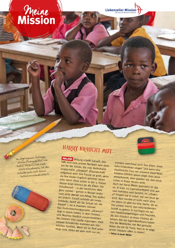 Drei kleine Kinder in rosa Uniformen sitzen an den Tischen in einem Klassenzimmer, Dezember 2017, eines hebt eine Hand.