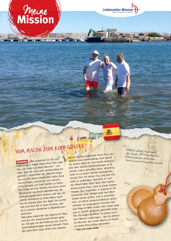 Drei Männer stehen knöcheltief im Wasser am Ufer, lächeln und unterhalten sich mit Booten - Meine Mission, Februar 2018.