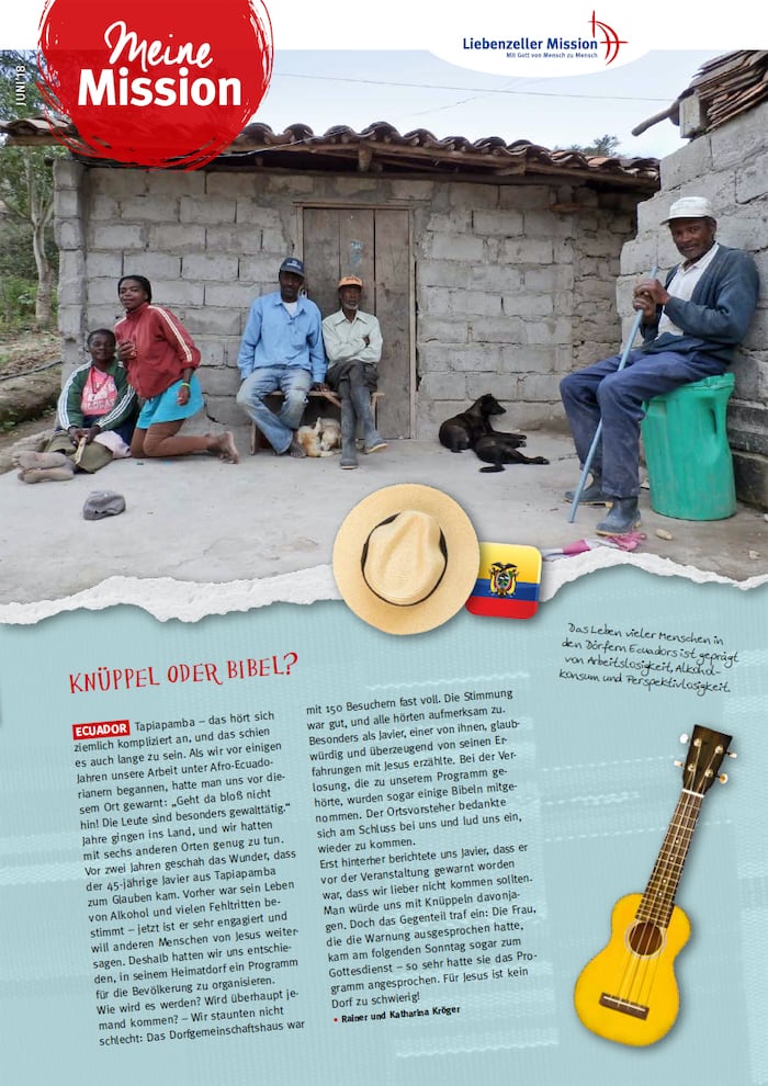 Fünf Menschen und ein Hund sitzen vor einem rustikalen Steinhaus; Hüte, eine Gitarre und "Meine Mission"-Vibes hallen durch den Juni 2018.