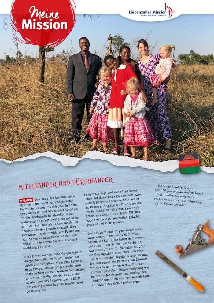 Eine Familie mit vier Kindern und zwei Erwachsenen lächelt auf einer Wiese, um Meine Mission zu feiern, Oktober 2018.