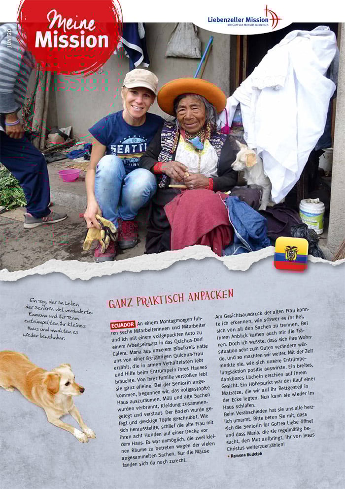 Eine lächelnde Frau kniet neben einer älteren Frau in traditioneller Kleidung und streichelt einen Hund - Meine Mission, Juni 2020.