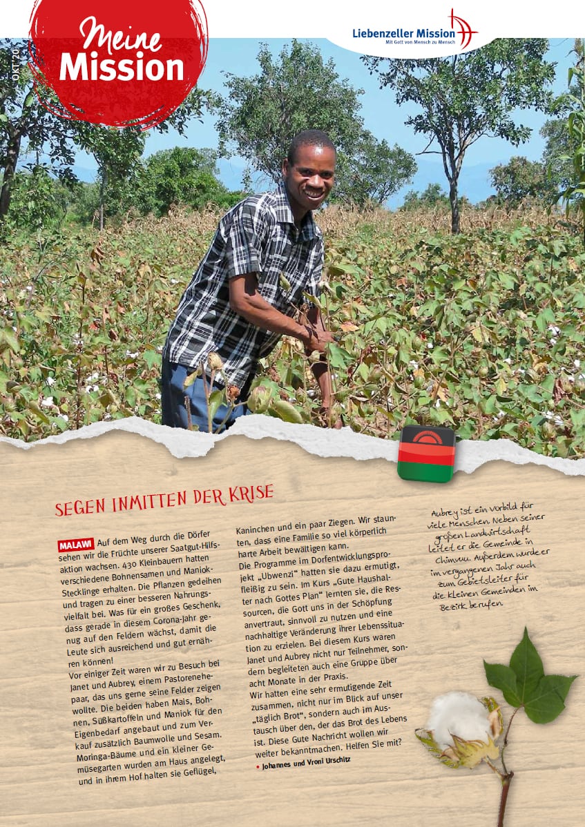 Ein lächelnder Mann steht in einem Baumwollfeld und hält Pflanzen. Text und Grafik von Meine Mission überlagern das Bild, Oktober 2020.