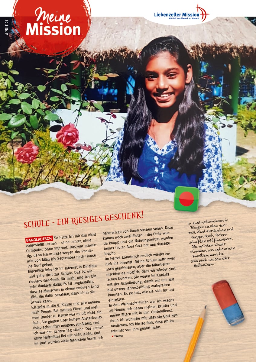 Ein lächelndes Mädchen mit langen dunklen Haaren steht in einem Garten und umarmt Meine Mission, April 2021.