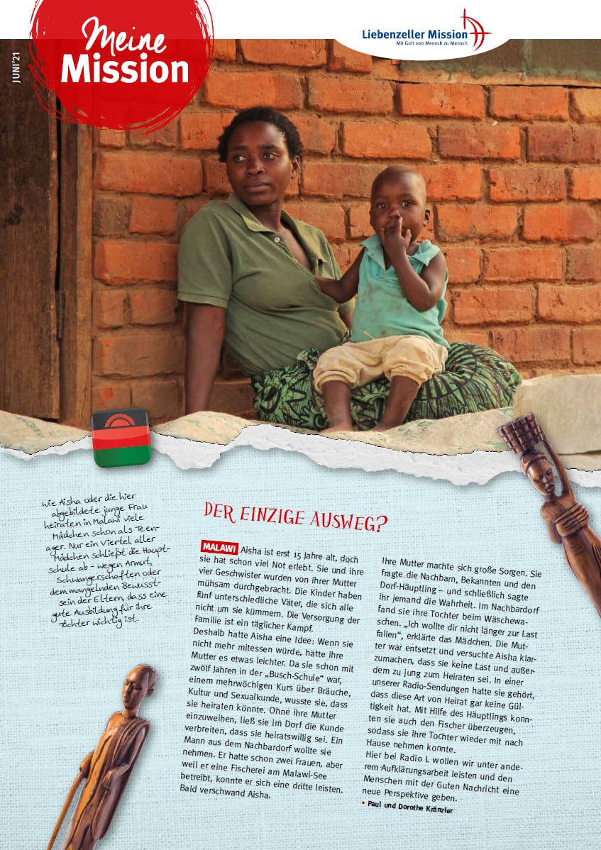 Eine Frau in einem gemusterten Rock sitzt mit einem kleinen Kind auf einer Stufe vor einer Backsteinmauer, während ihrer Mission im Juni 2021.