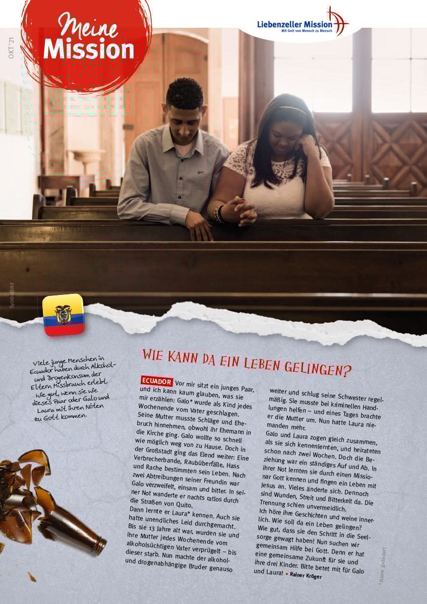 Ein junges Paar sitzt in einer Kirchenbank und betet mit gesenktem Kopf - konzentriert auf ihre Mission im Oktober 2021.