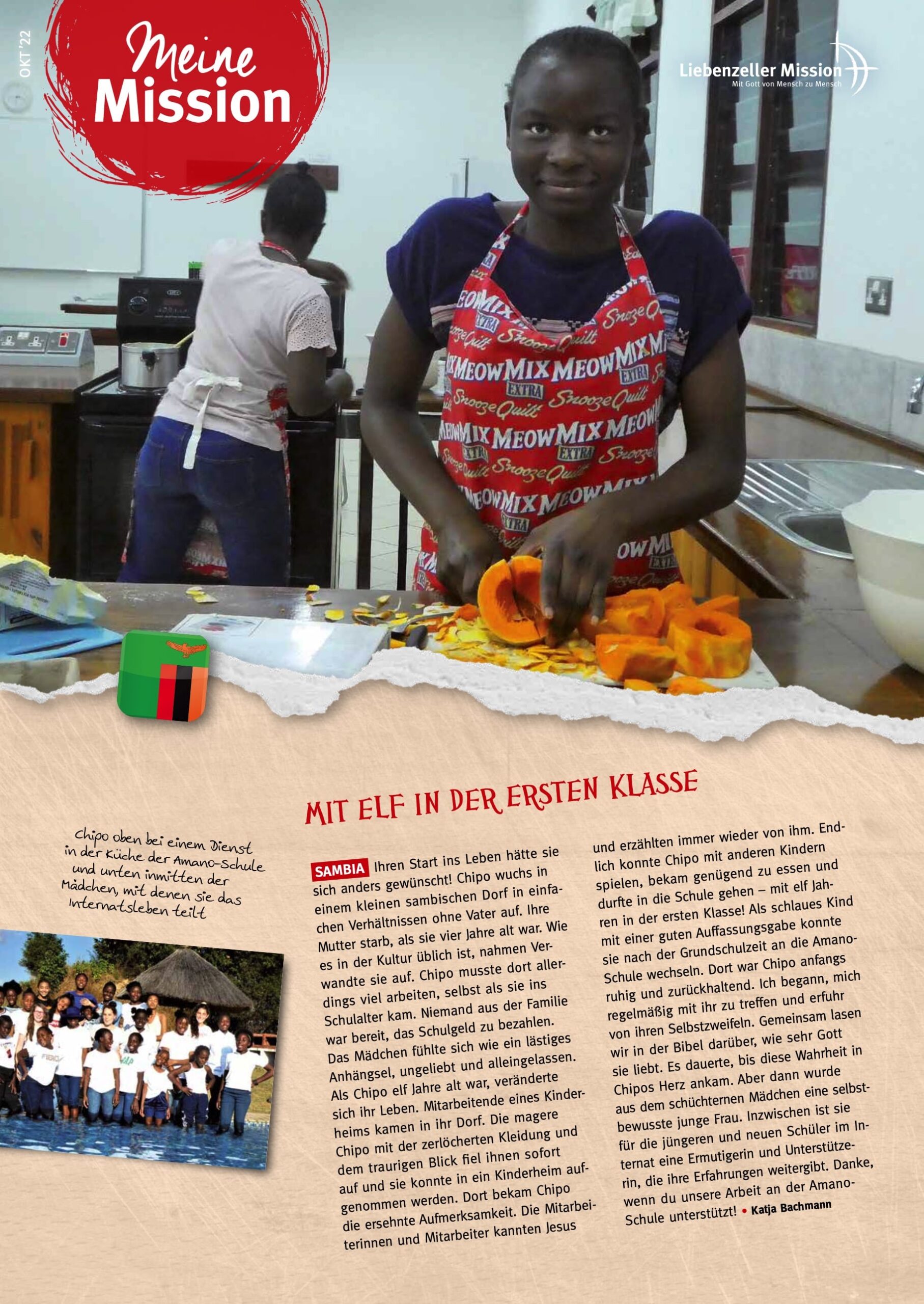 Ein Mädchen in einem gestreiften Hemd schneidet orangefarbenes Gemüse in der Küche und lächelt in die Kamera - Meine Mission im Oktober 2022.