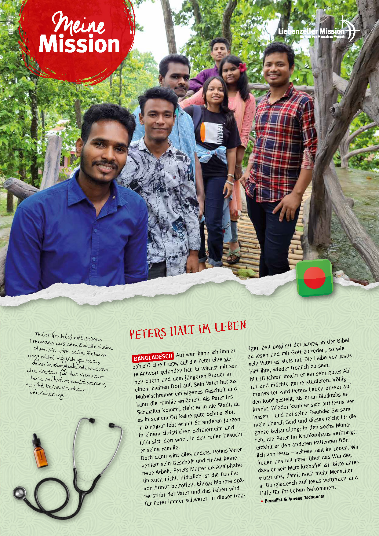 Eine Gruppe lächelnder junger Menschen steht während der Mission Dezember 2022 im Freien auf einer Holzbrücke, umgeben von Grün.