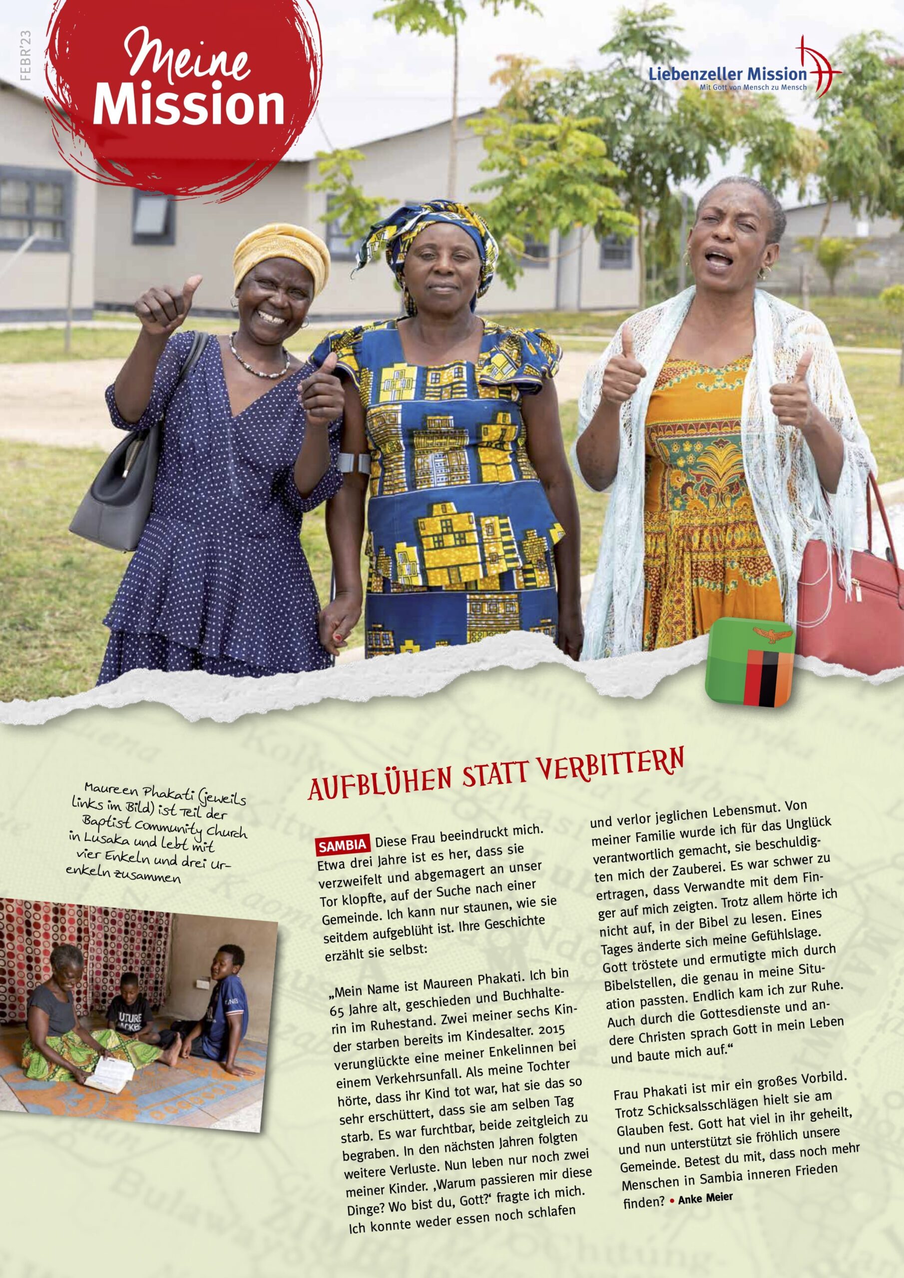 Drei fröhliche Frauen in bunt gemusterten Kleidern stehen während der Mission Februar 2023 draußen, singen und lächeln.