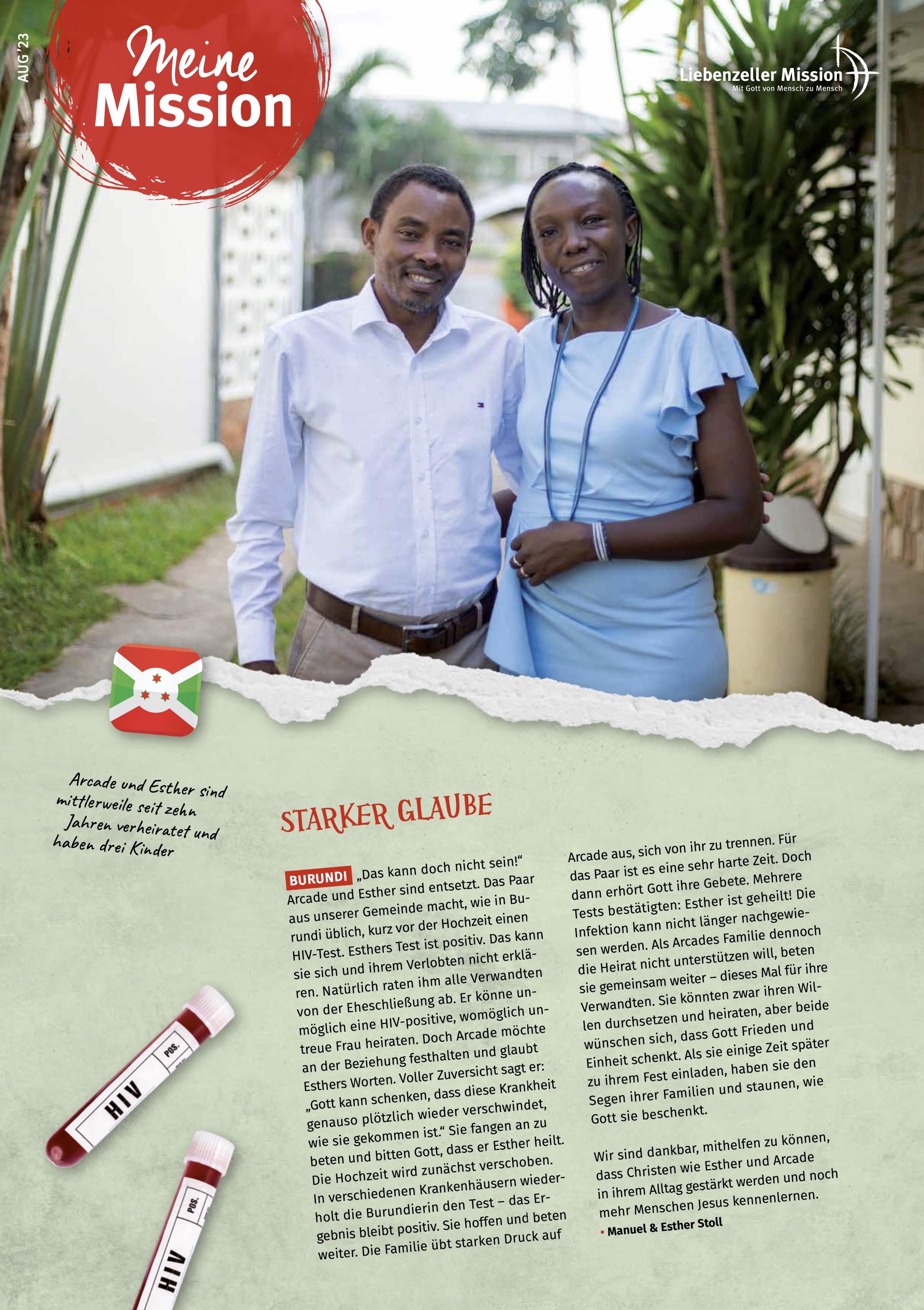 Ein lächelndes Paar steht Arm in Arm auf einem Weg, Grünflächen und ein Haus im Hintergrund, aufgenommen im August 2023.