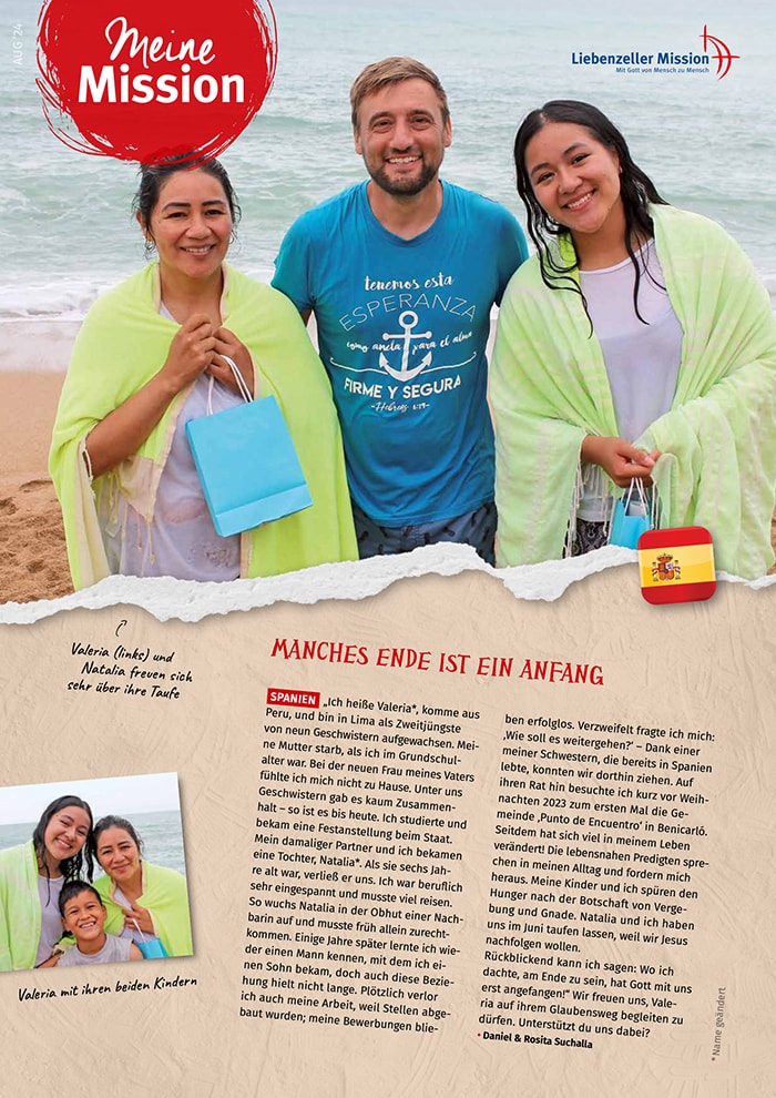 Ein lächelnder Mann und zwei Frauen stehen in Handtücher gehüllt an einem Strand und halten Geschenktüten der Mission. August 2024.