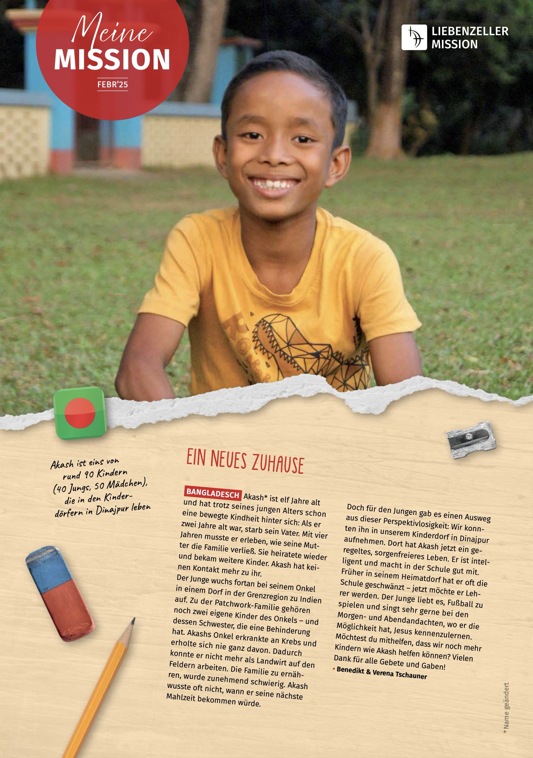 Ein lächelnder Junge in einem gelben Hemd sitzt im Gras, vor ihm die Mission Februar 2025 und im Hintergrund ein verschwommenes Gebäude.