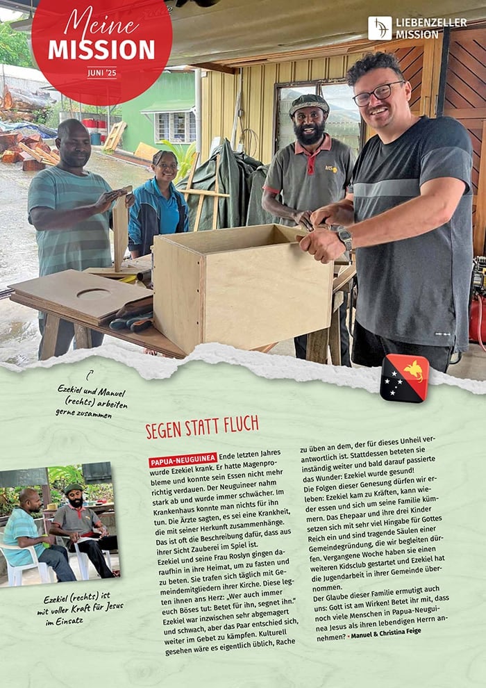 Vier lächelnde Männer, die zu einer Mission in Papua-Neuguinea gehören, arbeiten im Juni 2025 im Freien als Zimmerleute.