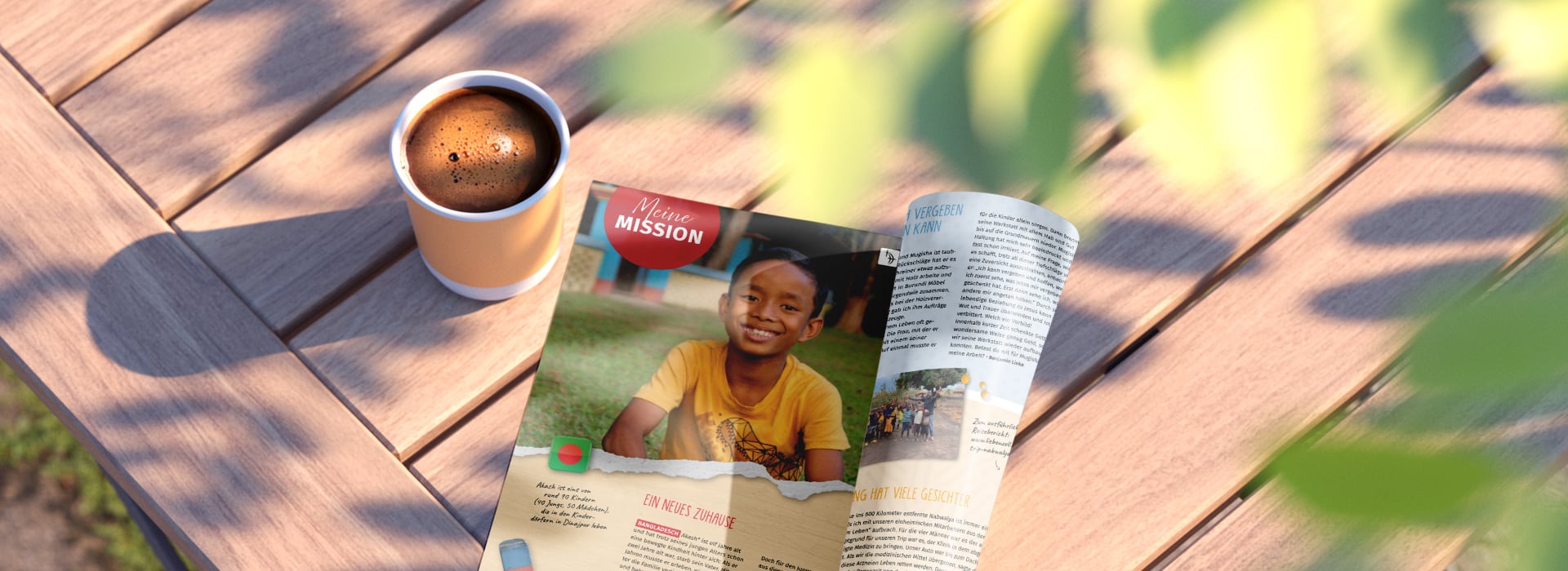 Ein aufgeschlagenes Magazin mit einem "Meine Mission"-Artikel, August 2017, mit einem lächelnden Kind neben Kaffee und grünen Blättern.