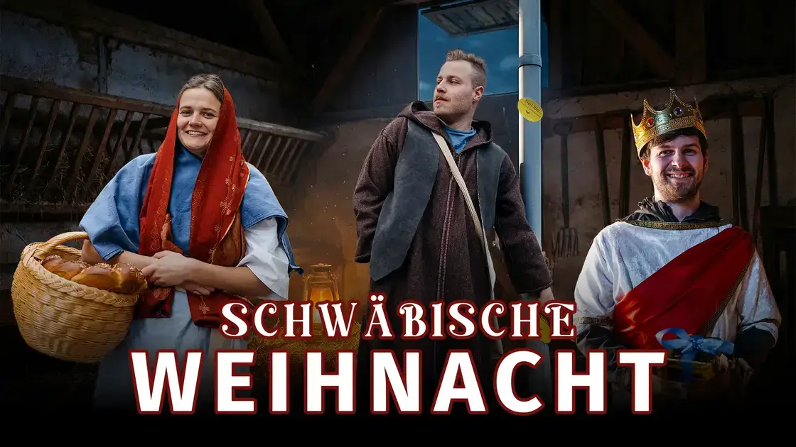 Drei festlich gekleidete Personen, von denen eine ein Brot in der Hand hält, stehen unter der Aufschrift Schwäbische Weihnacht in einer rustikalen Umgebung.