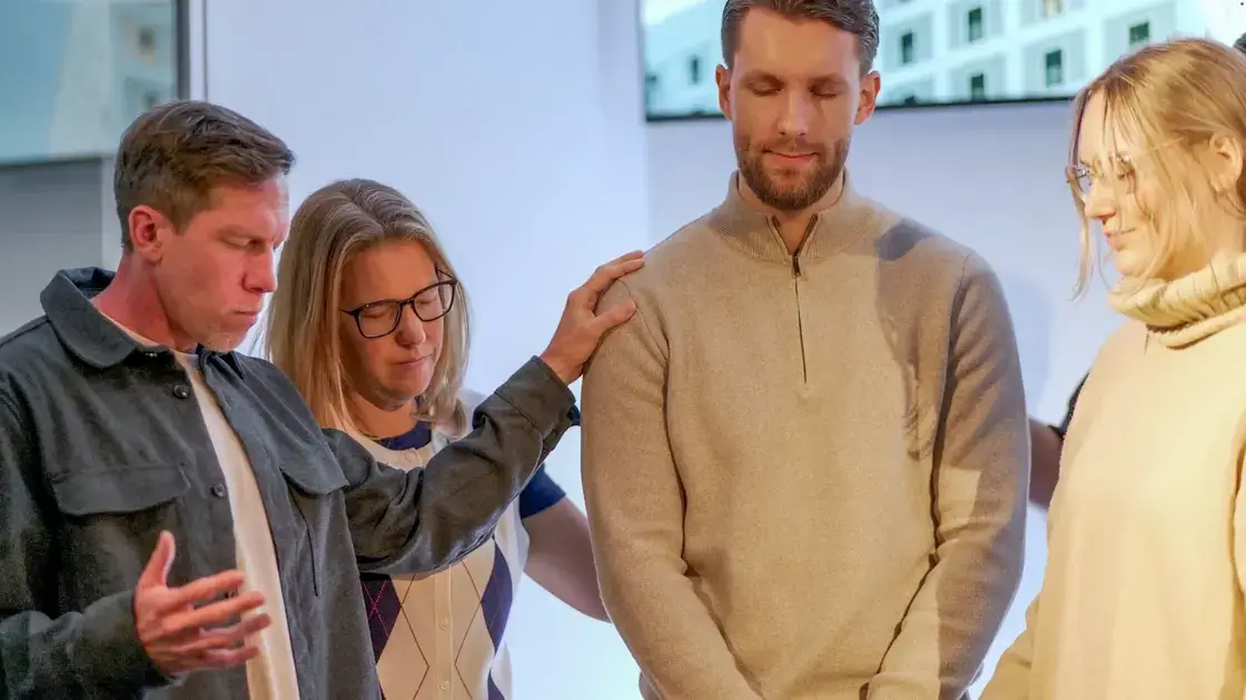 Eine Gruppe von Menschen, die nebeneinander stehen.