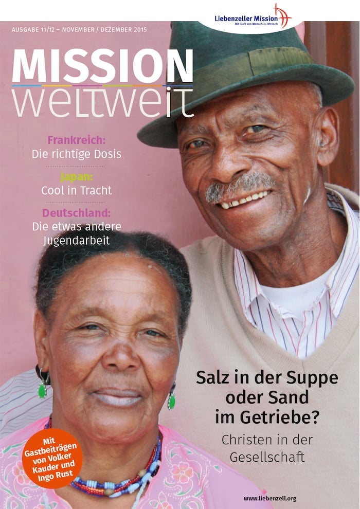 Ein älteres schwarzes Paar, das lächelnd und eng beieinander stehend auf dem Titelblatt einer deutschen Zeitschrift über Missionsarbeit abgebildet ist.