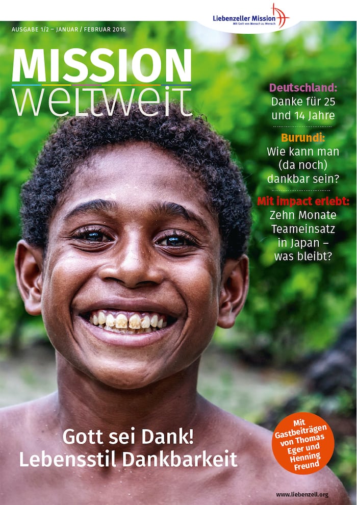 Lächelnder Junge mit lockigem Haar steht im Freien; deutscher Text überlagert über Dankbarkeit und Missionsarbeit.