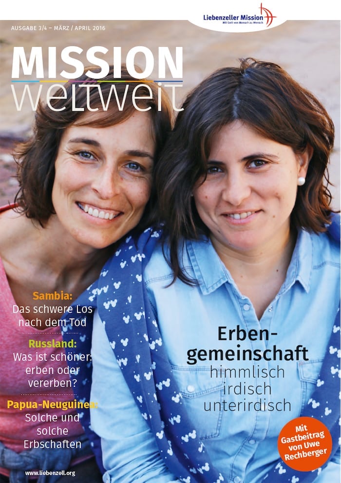 Zwei lächelnde, eng beieinander sitzende Frauen auf dem Titelbild der deutschen Zeitschrift Mission weltweit.